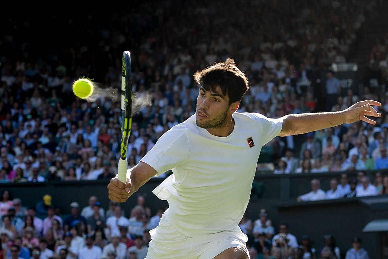 Carlos Alcaraz 'tốc hành' vào bán kết Wimbledon 2025