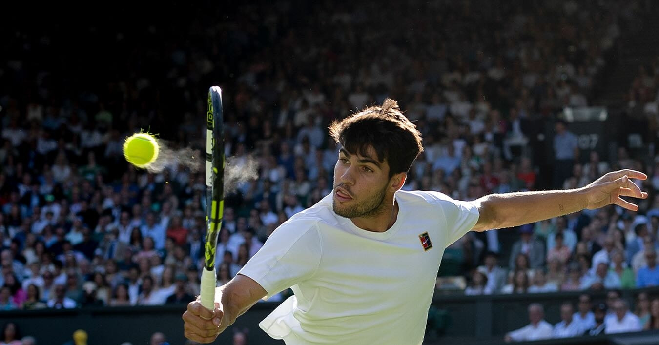 Carlos Alcaraz 'tốc hành' vào bán kết Wimbledon 2025