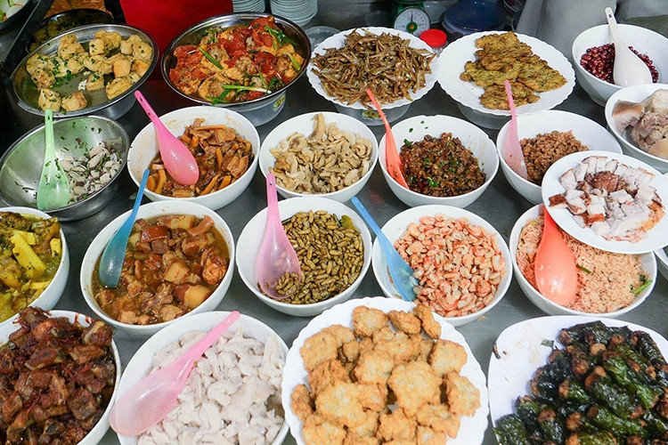 Chủ quán cơm văn phòng chật vật tồn tại vì 'khách giảm ăn ngoài'
