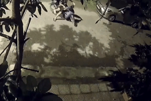 Clip nhóm thanh niên lợi dụng đêm tối lén phá kính ô tô trộm tài sản