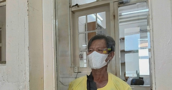 Con trai nguy kịch, cha nghèo khánh kiệt kinh tế chỉ mong được nằm viện thay con