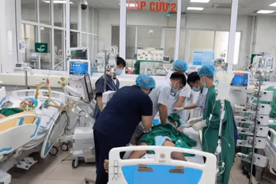 Ê-kíp y bác sĩ ép tim, cấp cứu người đàn ông sau bữa ăn lòng lợn