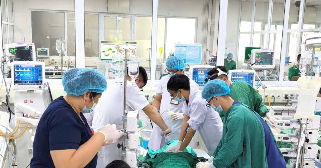Ê-kíp y bác sĩ ép tim, cấp cứu người đàn ông sau bữa ăn lòng lợn