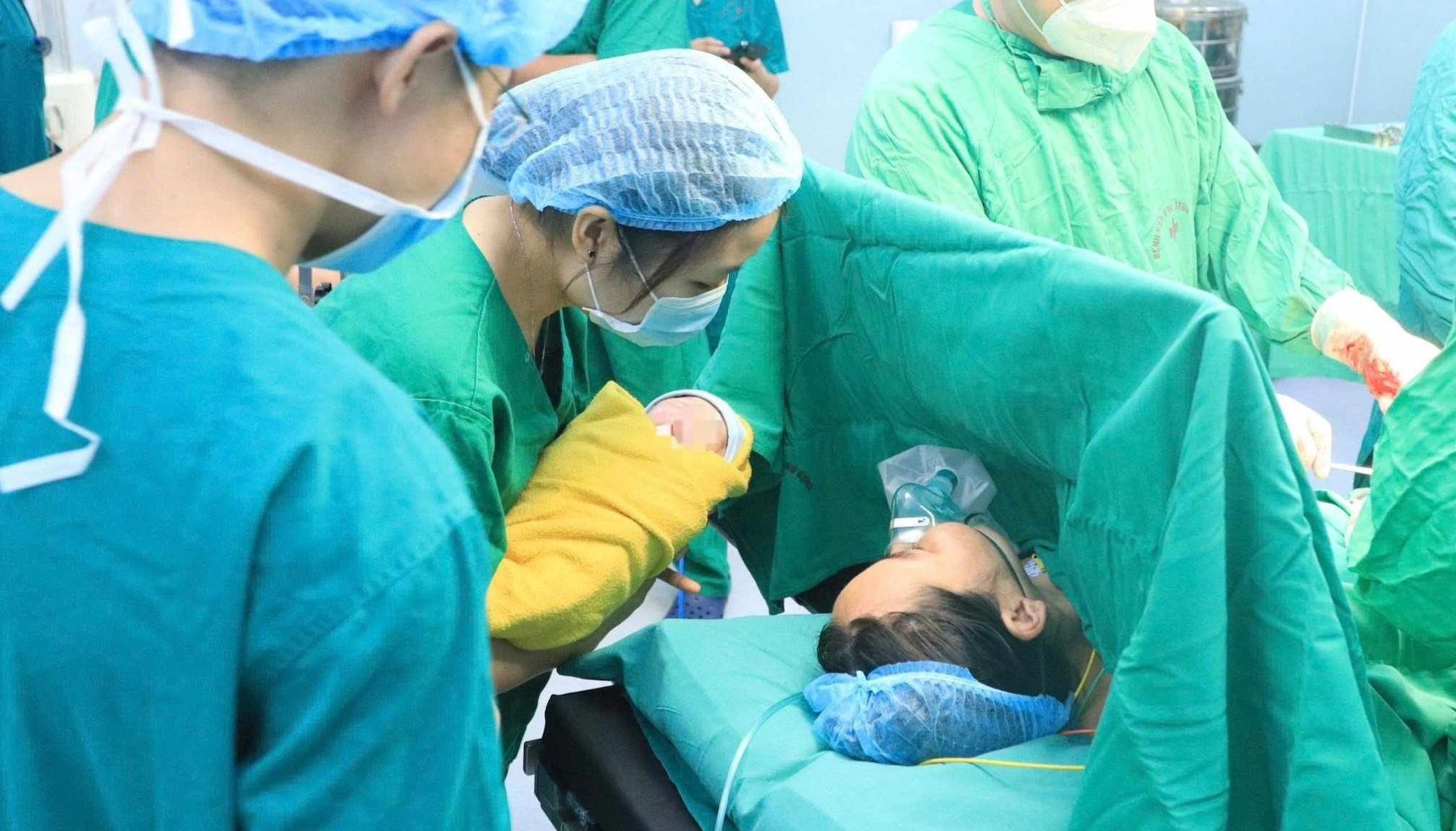 Hàng chục y bác sĩ 2 viện lớn mổ cấp cứu sản phụ mắc bệnh đặc biệt nguy hiểm
