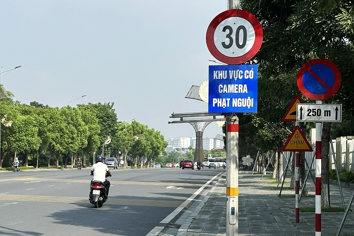 Tài xế ngỡ ngàng khi đường rộng 35m bị giới hạn 30km/h, gắn camera phạt nguội