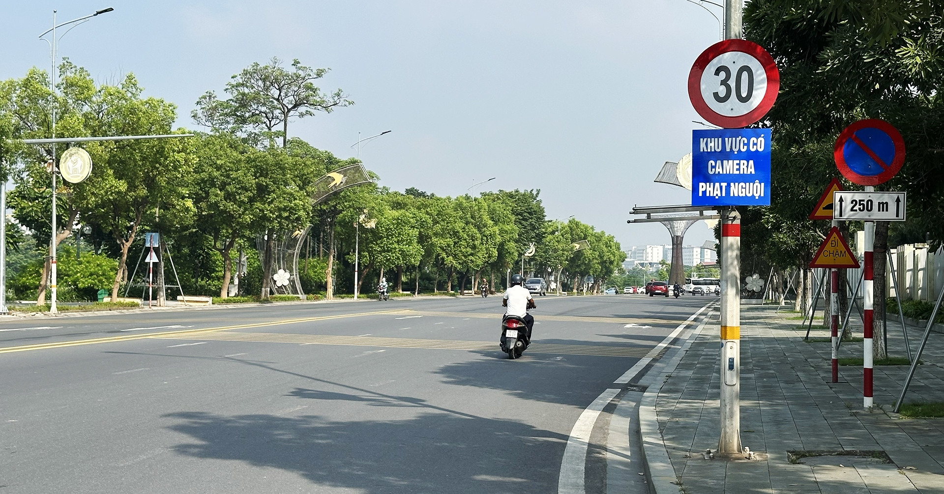 Tài xế ngỡ ngàng khi đường rộng 35m bị giới hạn 30km/h, gắn camera phạt nguội