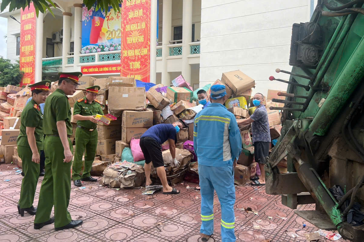 Hà Nội tiêu hủy 25 tấn bánh kẹo, thực phẩm bẩn ở làng nghề La Phù