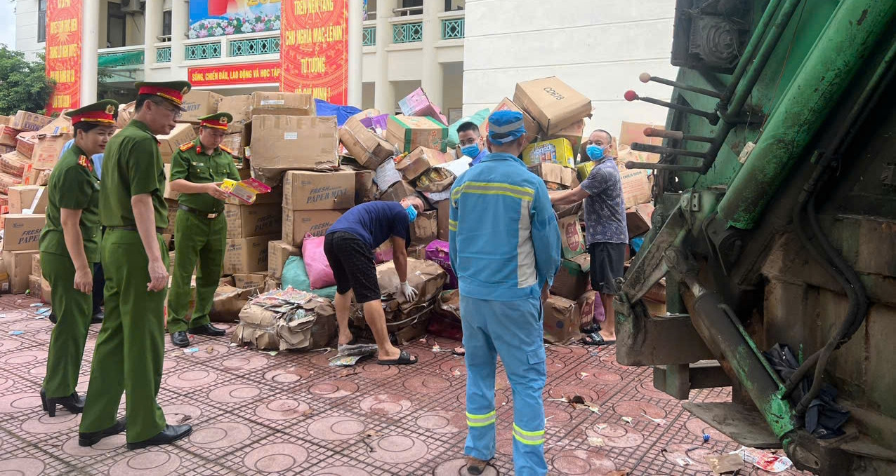 Hà Nội tiêu hủy 25 tấn bánh kẹo, thực phẩm bẩn ở làng nghề La Phù