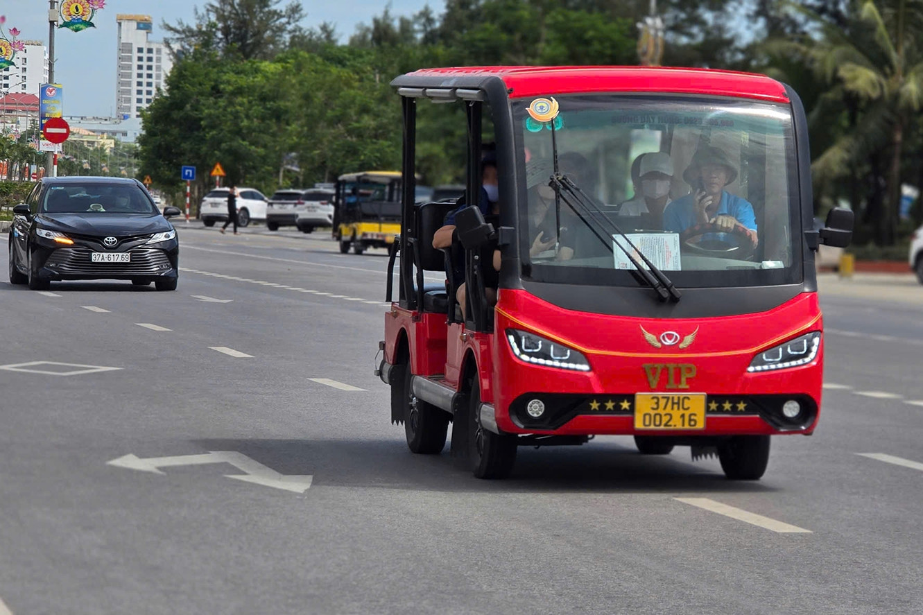 Hàng trăm chủ xe điện du lịch ở Cửa Lò hoang mang trước nguy cơ phải dừng hoạt động