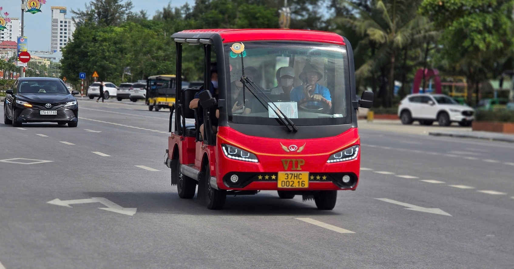 Hàng trăm chủ xe điện ở Cửa Lò hoang mang trước nguy cơ phải dừng hoạt động