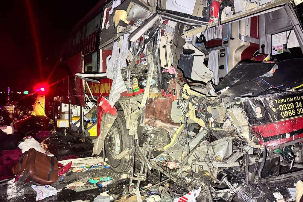 Hiện trường vụ 2 xe giường nằm tông nhau trên cao tốc khiến 3 người tử vong