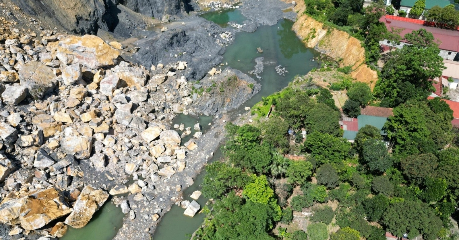 Hiện trường vụ nghìn tấn đá úp xuống gần nhà dân sau tiếng nổ như bom