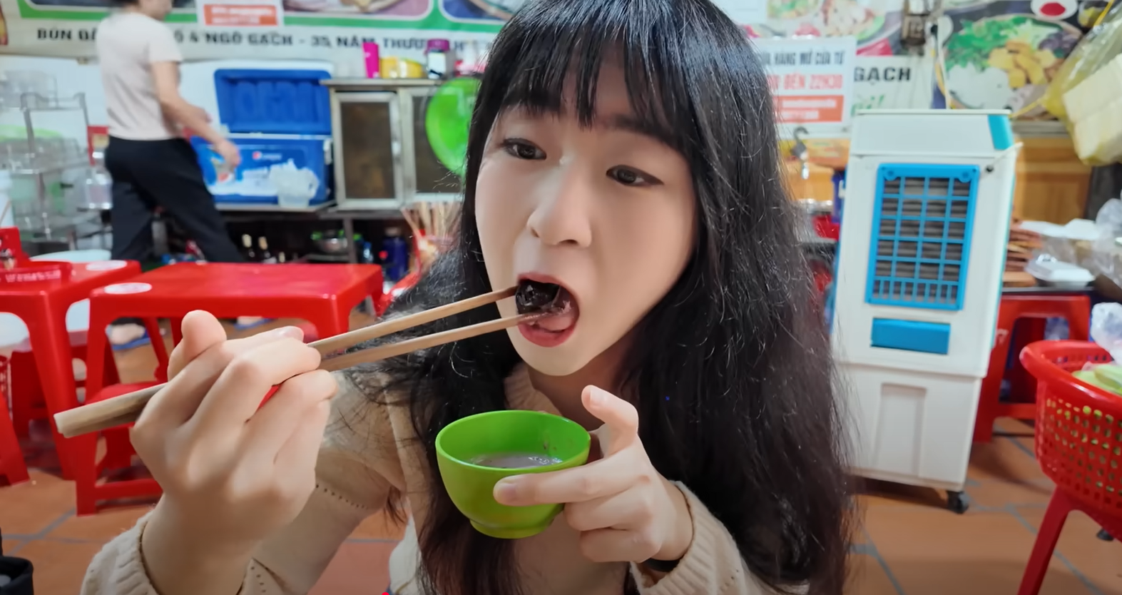 Khách nước ngoài thích món 'đậm mùi' ở Hà Nội, ăn nhiều lần vẫn chưa chán