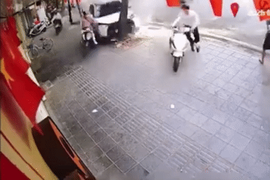 Clip ô tô đâm gốc cây, loạt xe máy trên phố ở Hà Nội