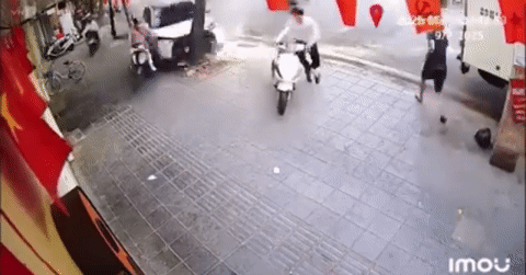 Khoảnh khắc ô tô đâm gốc cây, nữ tài xế bất tỉn...