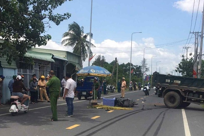 Mẹ cùng con 6 tháng tuổi tử vong sau va chạm với xe ben ở TPHCM