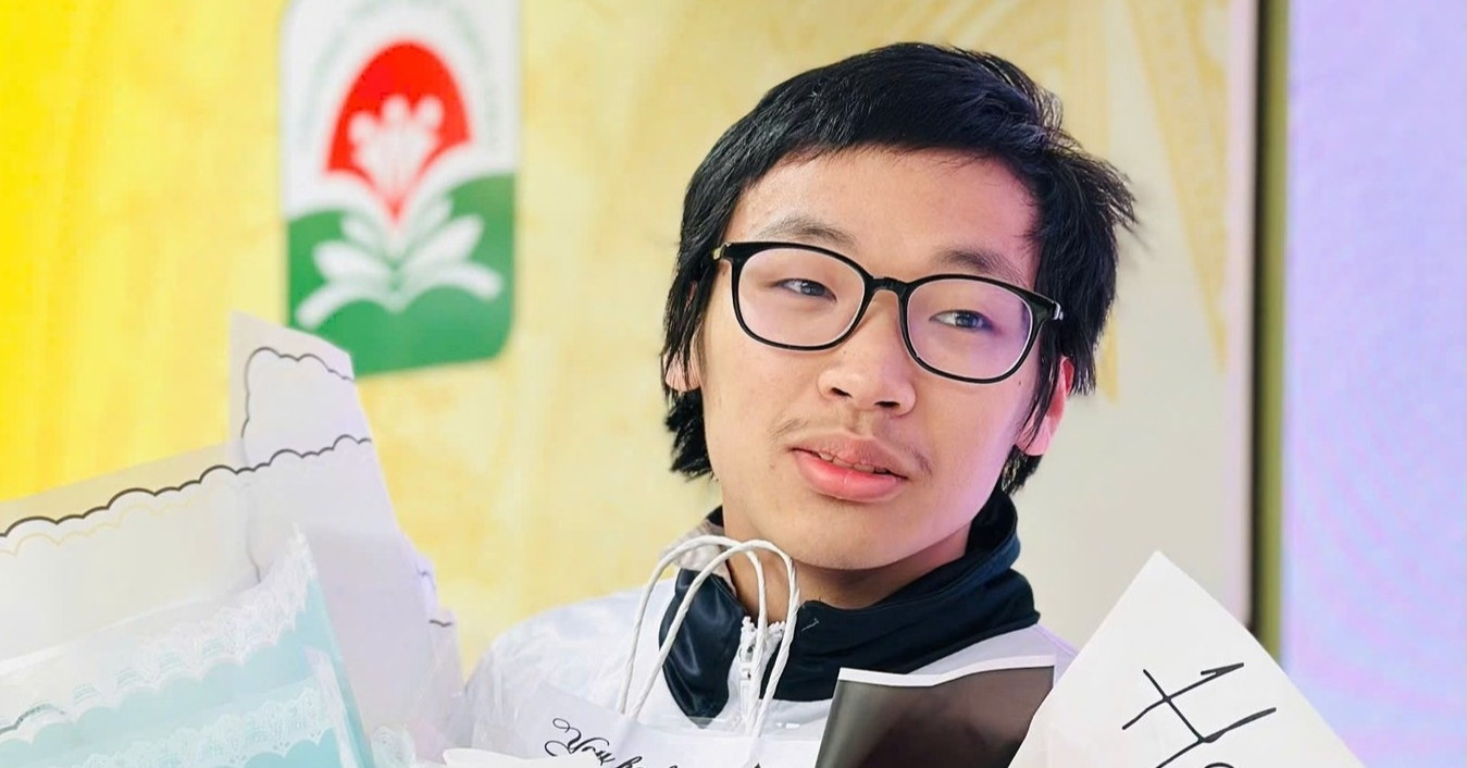 Nam sinh đưa em đến điểm thi nhờ người trông hộ...