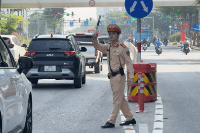 Ngày đầu phân làn đường Võ Chí Công: Cảnh sát 'mướt mồ hôi' ngăn xe máy lấn ô tô
