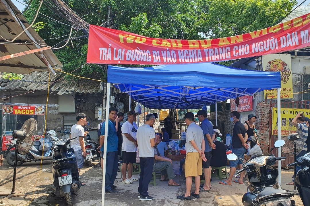 Nghĩa trang một làng ở Hà Nội bị rào chắn, người thân không thể vào thăm mộ