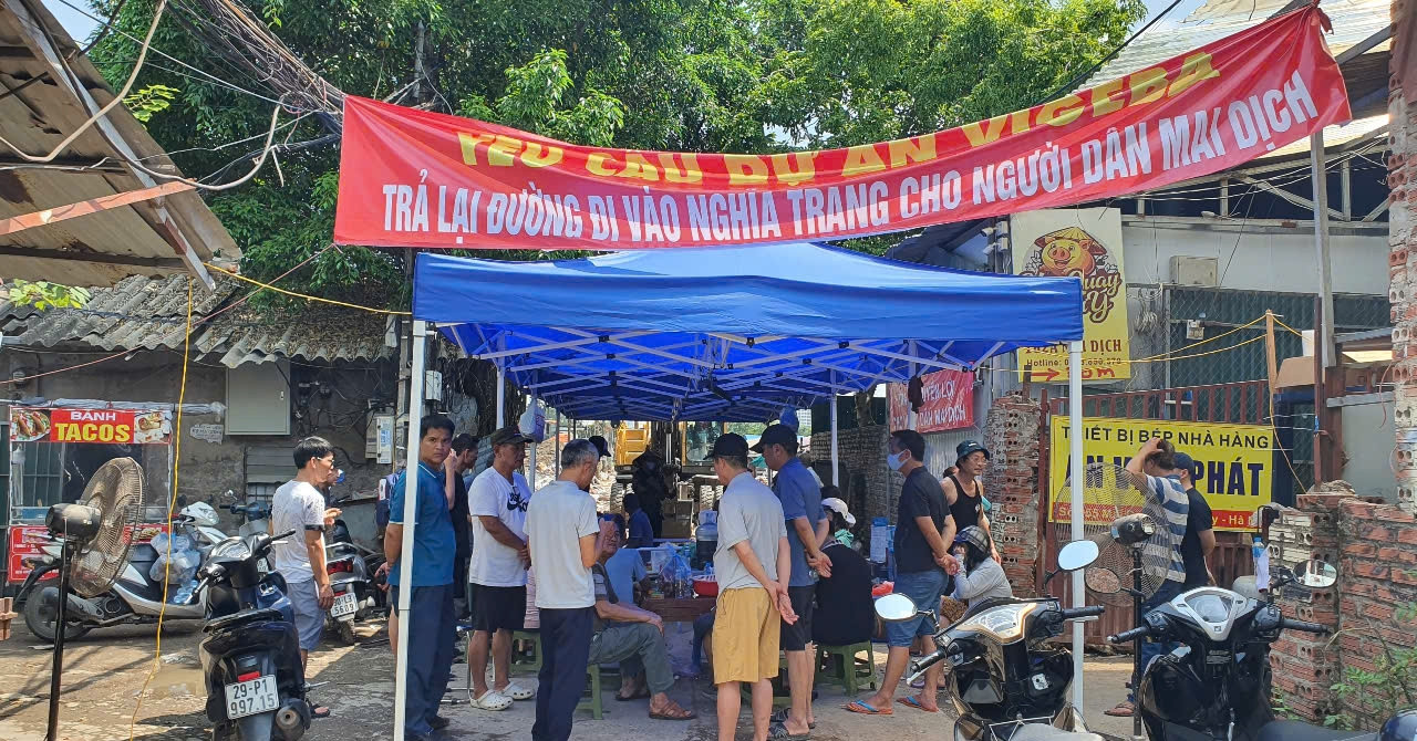 Nghĩa trang một làng ở Hà Nội bị rào chắn, người thân không thể vào thăm mộ