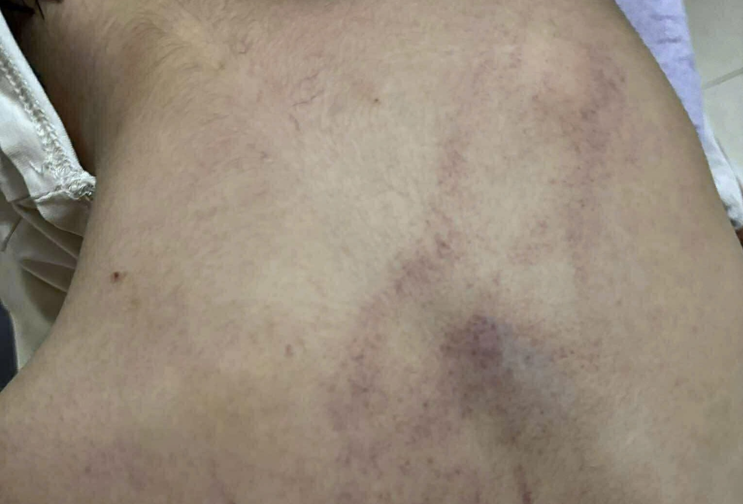 Người cha rụng rời khi xem clip con bị bạo hành thô bạo, không chỉ đánh 1-2 cái