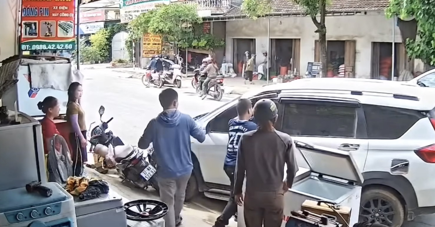 Người đàn ông ở Nghệ An xử lý 'nhanh như chớp', cứu lái xe nghi đột quỵ giữa đường