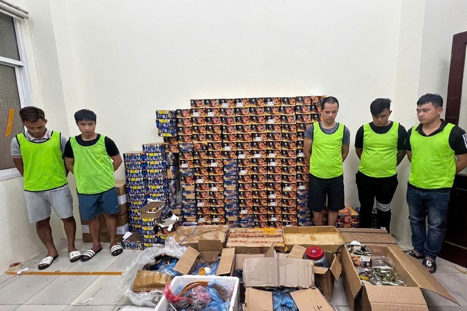 Thủ đoạn tinh vi của đường dây buôn hàng cấm xuyên Việt