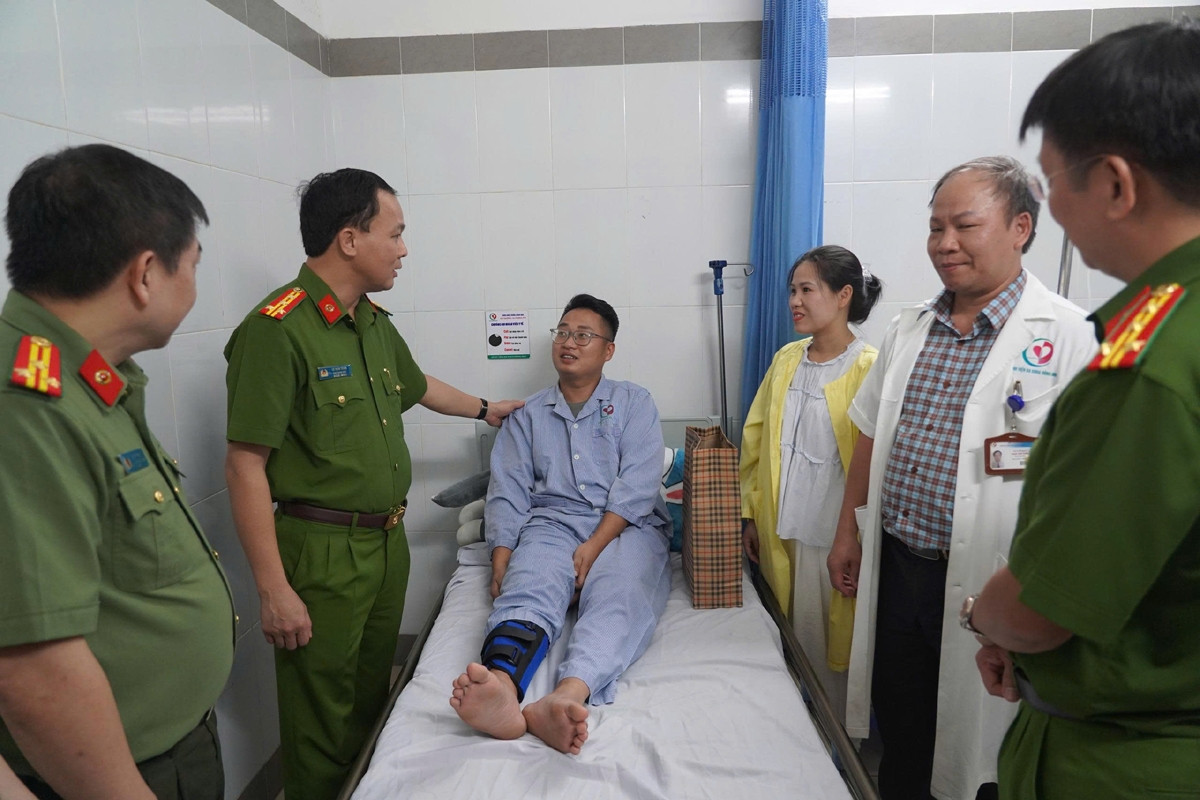 Thượng úy cảnh sát cơ động bị hành hung nhập viện khi đang làm nhiệm vụ