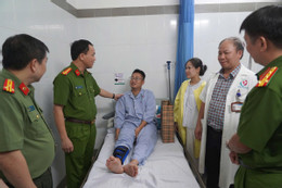 Thượng úy cảnh sát cơ động bị hành hung nhập viện khi đang làm nhiệm vụ