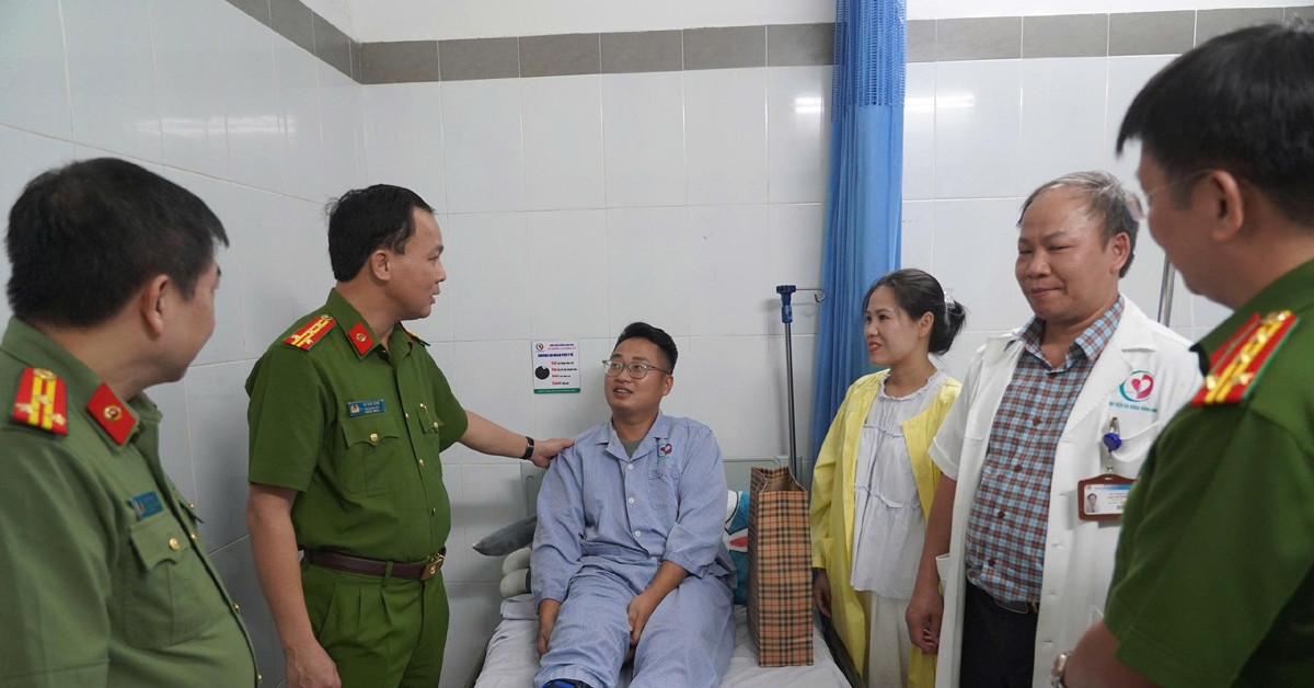 Thượng úy cảnh sát cơ động bị hành hung nhập viện khi đang làm nhiệm vụ