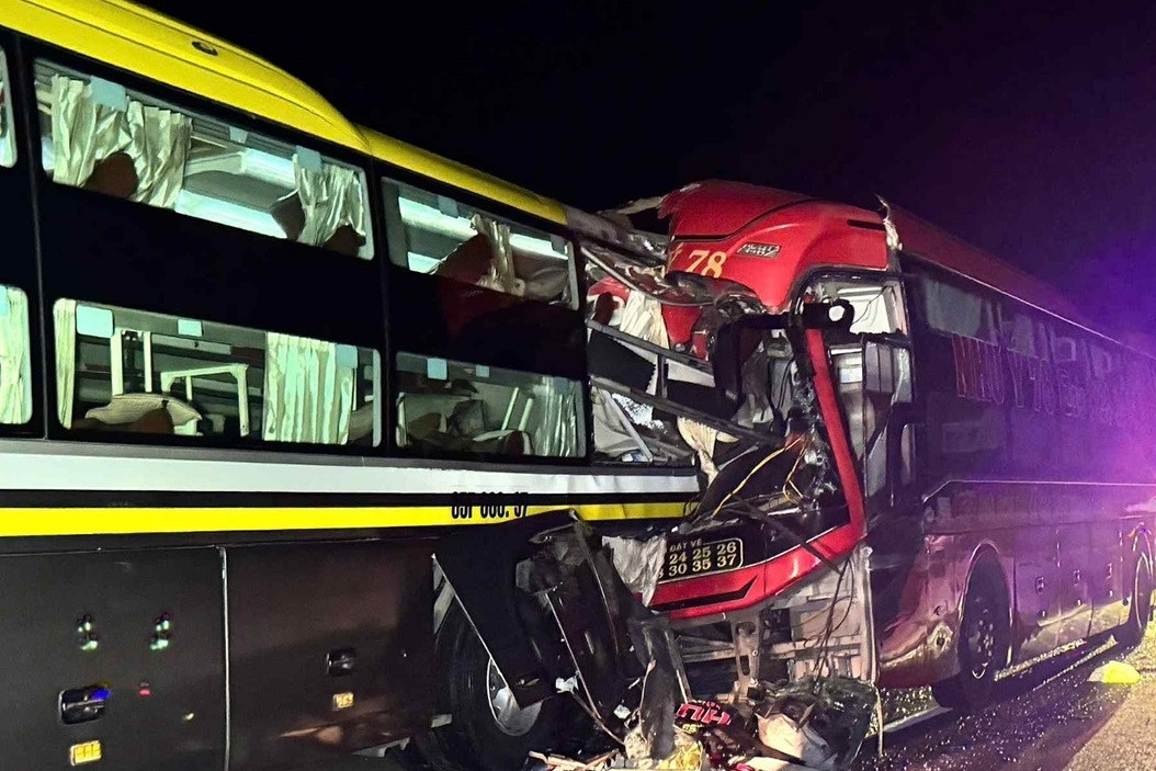 Tình trạng sức khỏe bé 9 tuổi chuyển lên TPHCM sau vụ 2 xe khách tông nhau