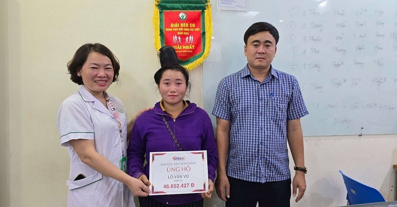 Trao hơn 46 triệu đồng đến em Lò Lực Vũ bị tai nạn phải cắt cụt chân