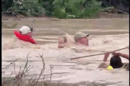 Video giải cứu người phụ nữ mắc kẹt giữa dòng lũ xiết ở bang Texas