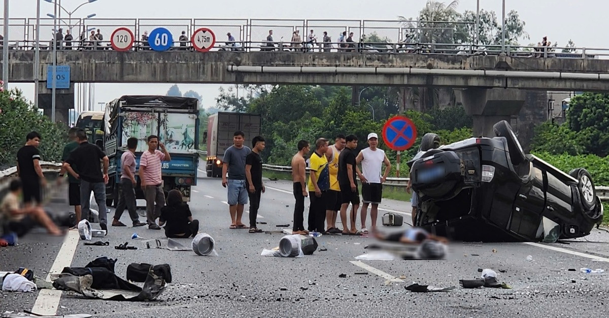 Clip ô tô 7 chỗ nổ lốp rồi lật ngửa trên cao tốc