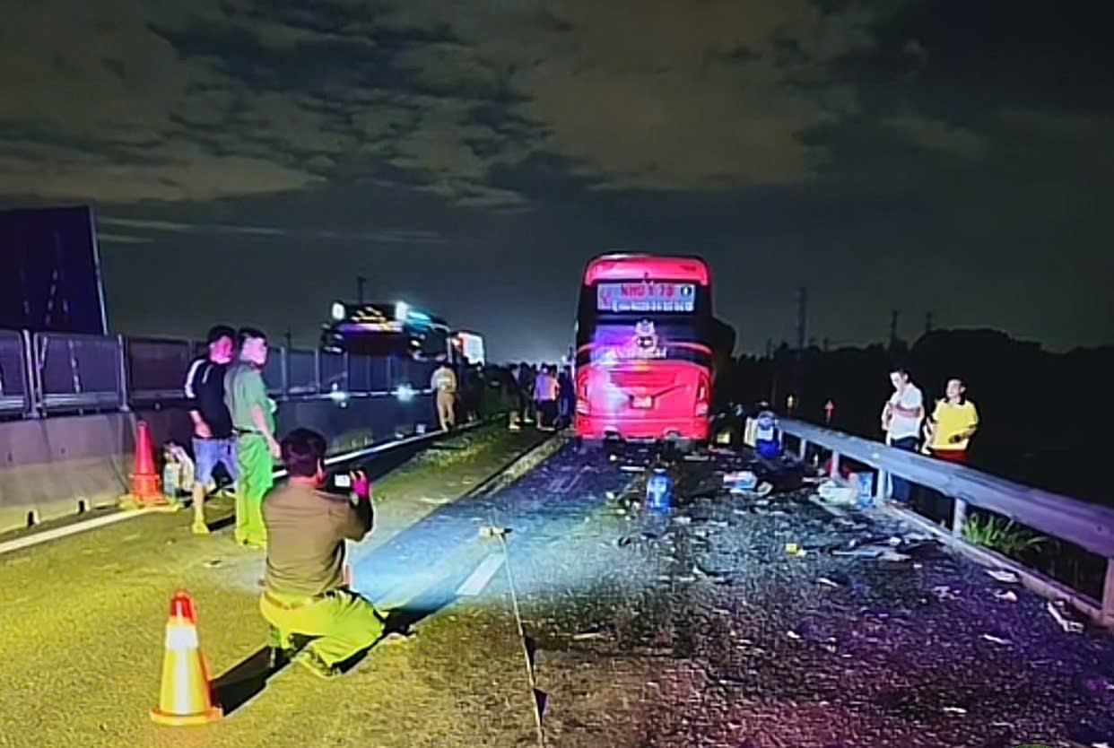 Xe giường nằm tông nhau trên cao tốc lúc rạng sáng, 3 người tử vong..jpg