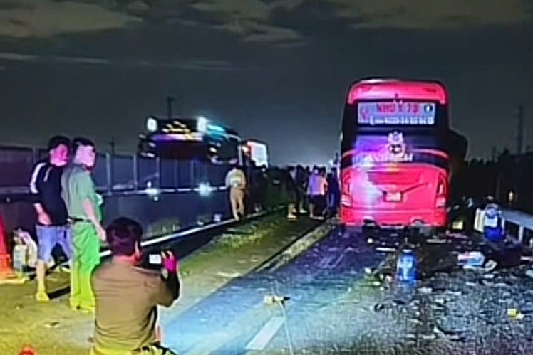 Xe giường nằm tông ô tô đang dừng đỗ trên cao tốc, 3 người tử vong