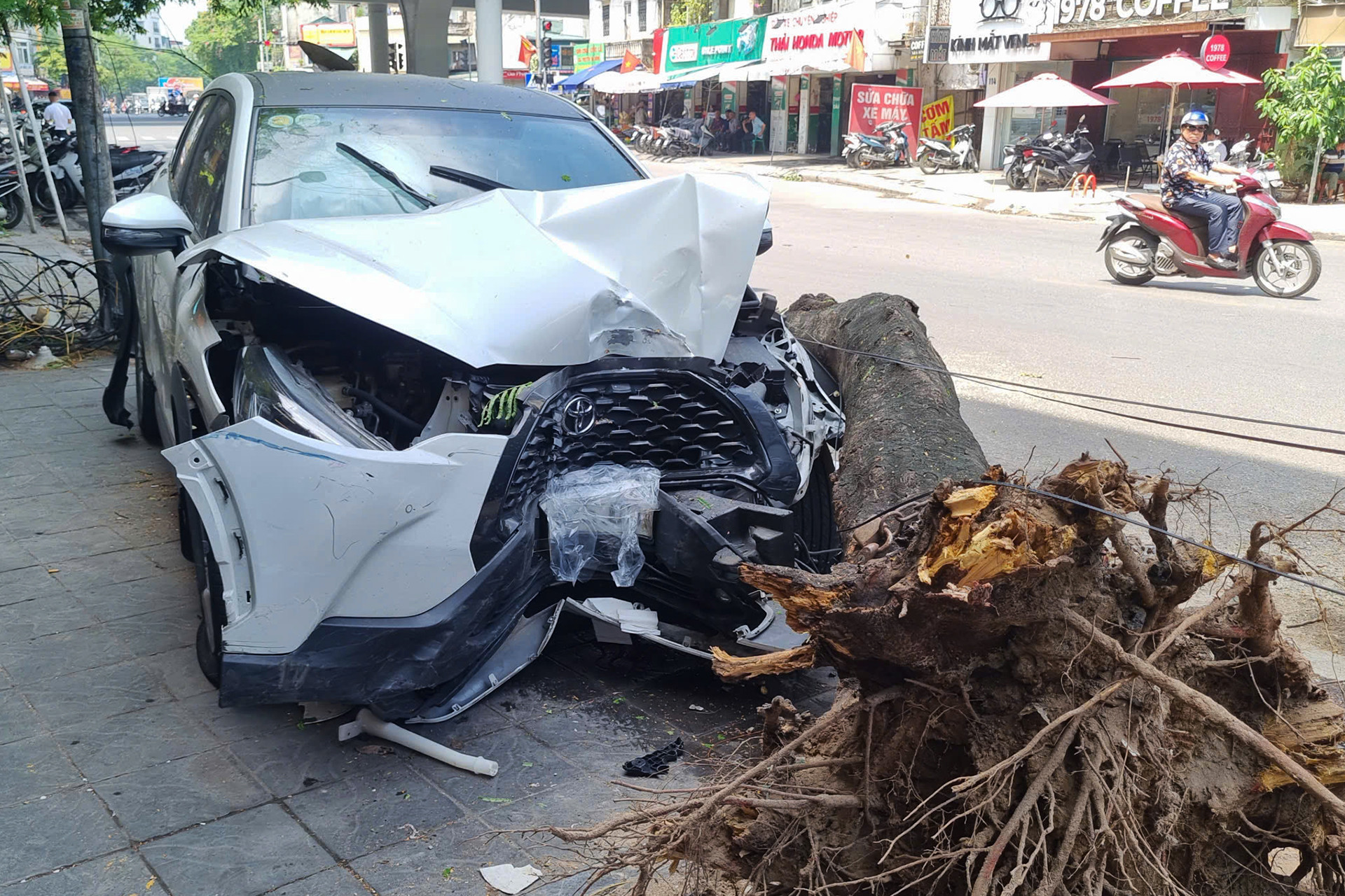 Vụ ô tô tông loạt xe máy ở Hà Nội: Nạn nhân kể phút bị hất văng 3 mét