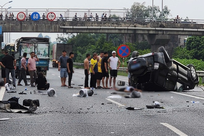 Va chạm với xe khách, ô tô 7 chỗ lật ngửa, nhiều nạn nhân nằm giữa cao tốc