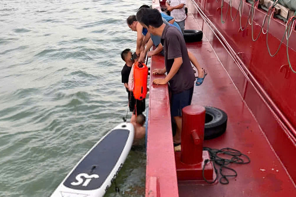 Bản tin sáng 1/8: Cha và con trôi 13 giờ trên biển: Tôi sợ tuột tay đánh mất con