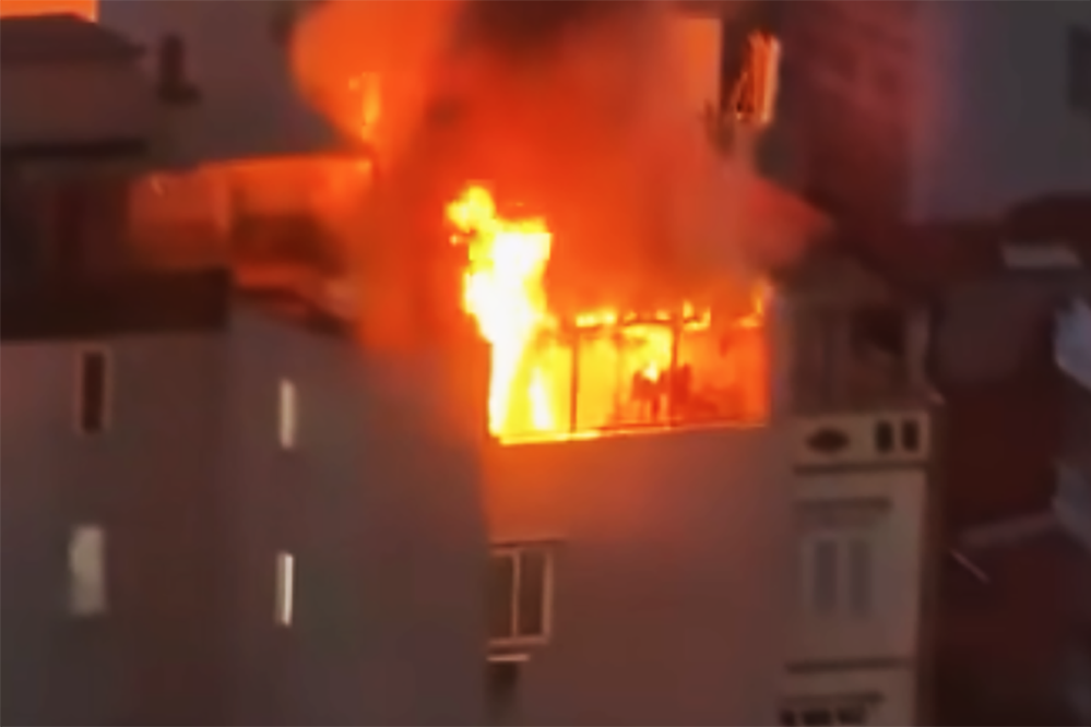 Bản tin cuối ngày 1/8: Lửa bốc lên từ tầng thượng của ngôi nhà ở Hà Nội