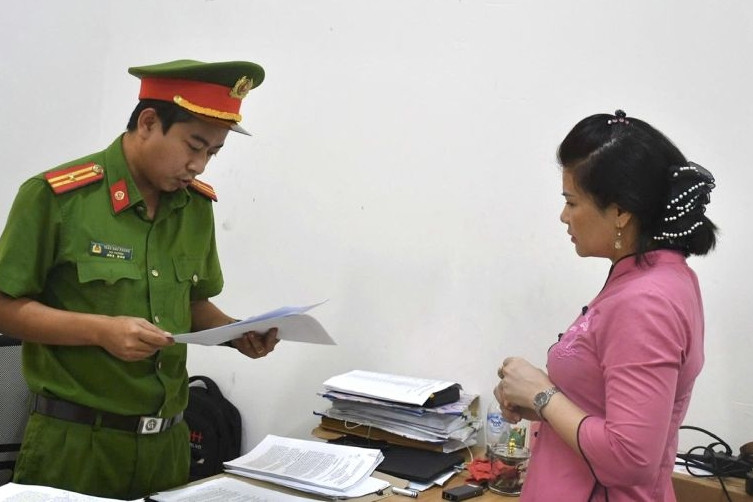 Bảo mẫu ném bé 1 tuổi xuống nền nhà đến chấn thương sọ não, lý do gây phẫn nộ