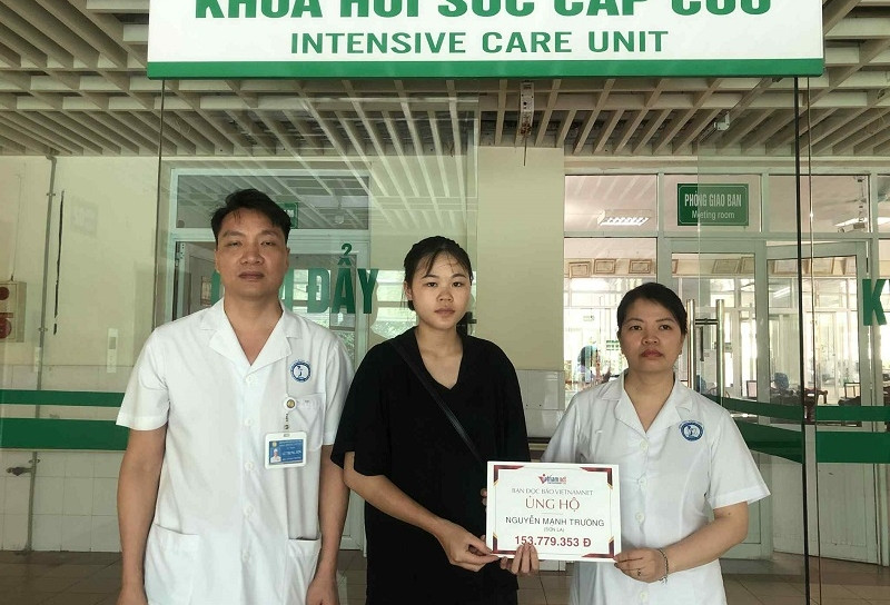Báo VietNamNet trao hơn 153 triệu đồng đến anh Nguyễn Mạnh Tường bị bỏng điện