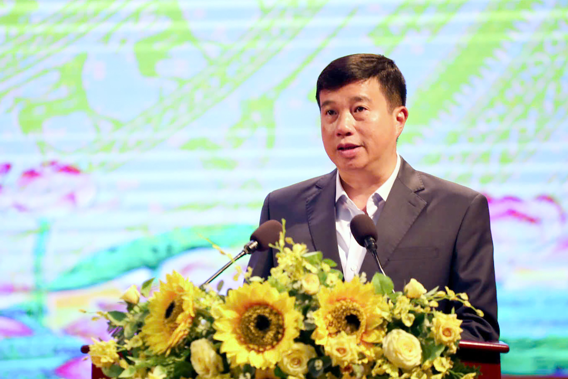 Bi thu tinh uy .jpg