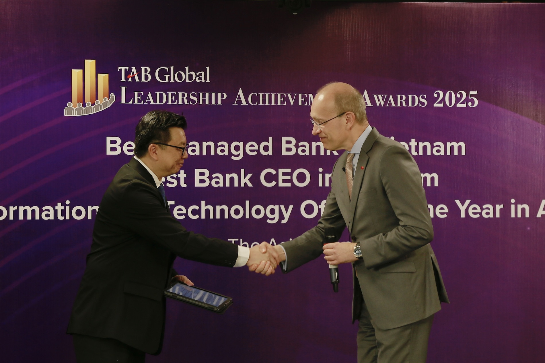CEO trong buổi nhận giải từ TAB.jpg