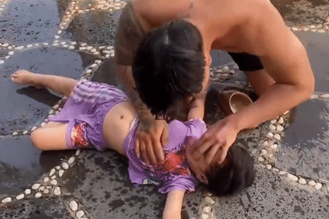 Thót tim phút nam thanh niên cứu bé gái đuối nước ở hồ bơi của villa