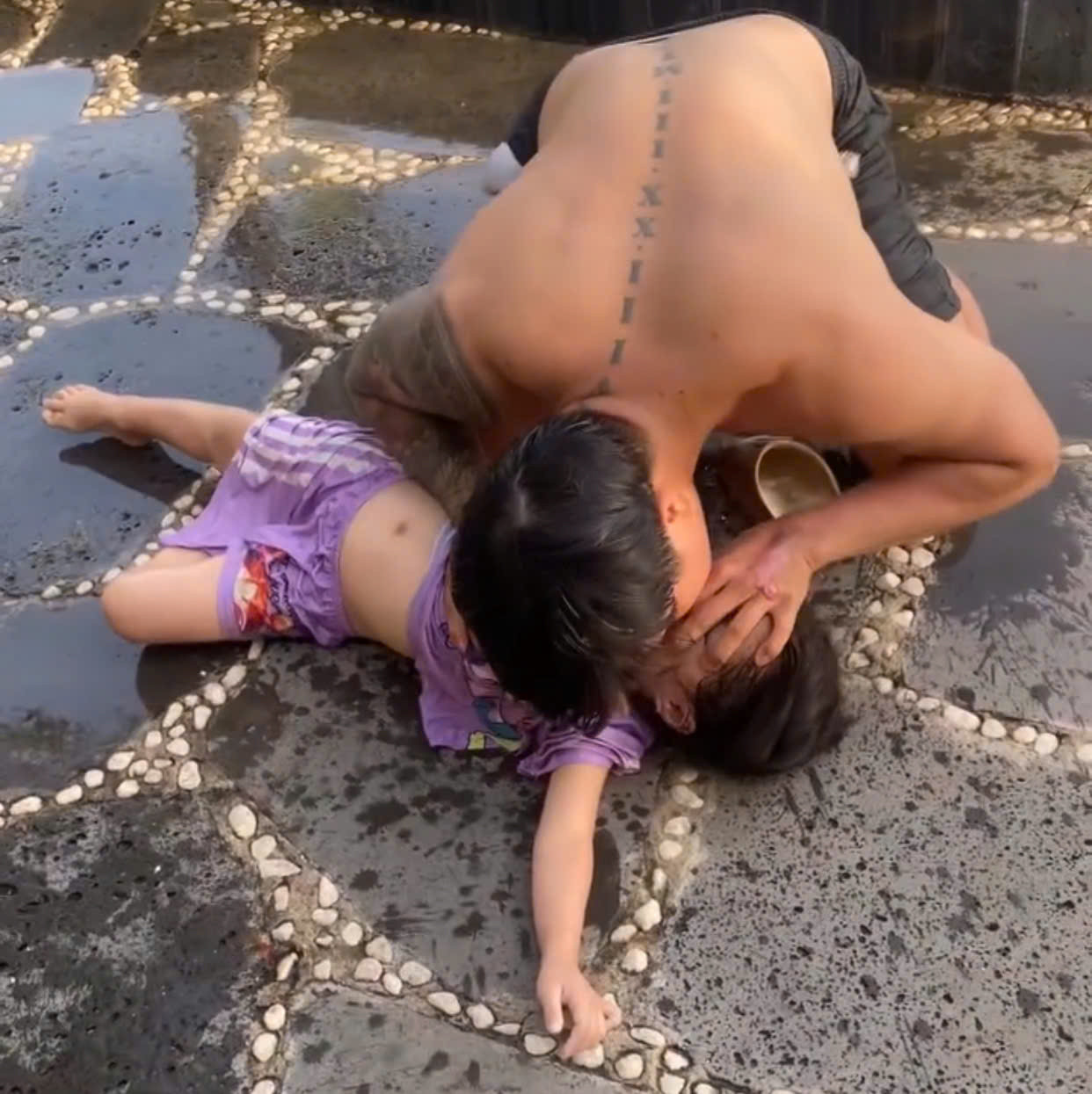 Chàng trai nhanh trí cứu sống bé gái đuối nước dưới hồ bơi villa ở Vũng Tàu.jpg