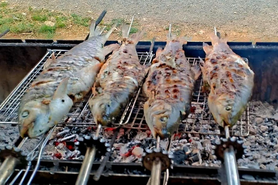 Đặc sản nướng thơm lừng ở Pù Luông, 'níu chân' du khách giữa rừng xanh