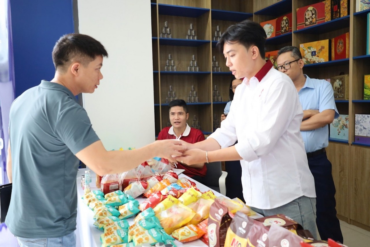 Đi làm thủ tục hành chính, người dân ở Hà Nội bất ngờ được mời nước, ăn bánh