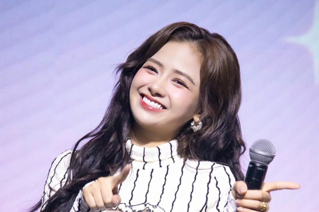 'Dưới cờ vinh quang' có nhiều ca sĩ tham gia và màn bắn thần công trên Kỳ đài Huế