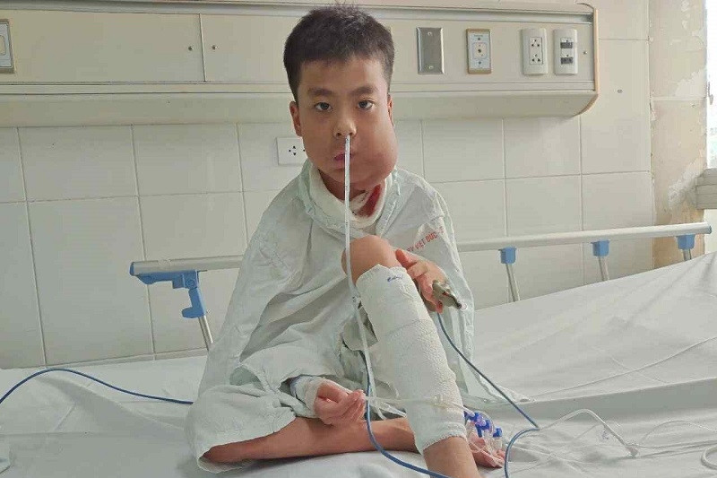 Hai con thơ mắc bệnh hiểm nghèo, gia đình kiệt quệ mong được cứu giúp
